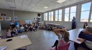 Les élèves du CE1 au CM2 participent à nouveau aux conseils de coopération. Ces moments permettent de discuter ensemble, de résoudre les petits conflits, de proposer des idées et d’organiser la vie de la cour. Une belle façon d’apprendre la coopération et la prise de décision collective à l’école.